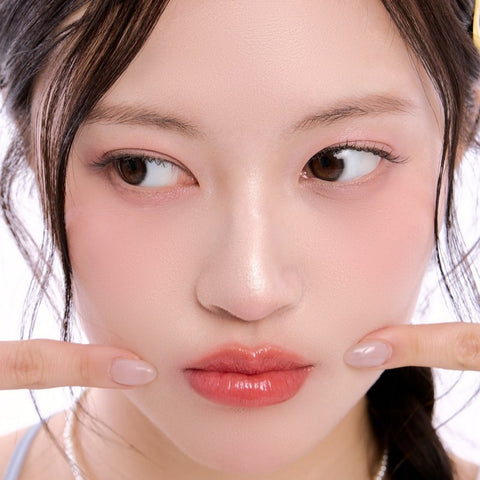 UNLEASHIA the Berry Cool Plumping Lip Balm : gros plan sur lèvres hydratées et brillantes, marque mise en valeur sur visage.
