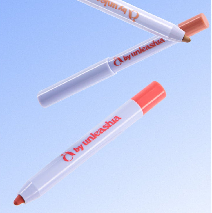 UNLEASHIA the Light Pillow Kiss Lip Pencil de la marque UNLEASHIA, stylos lèvres sur fond bleu clair, vue produit.