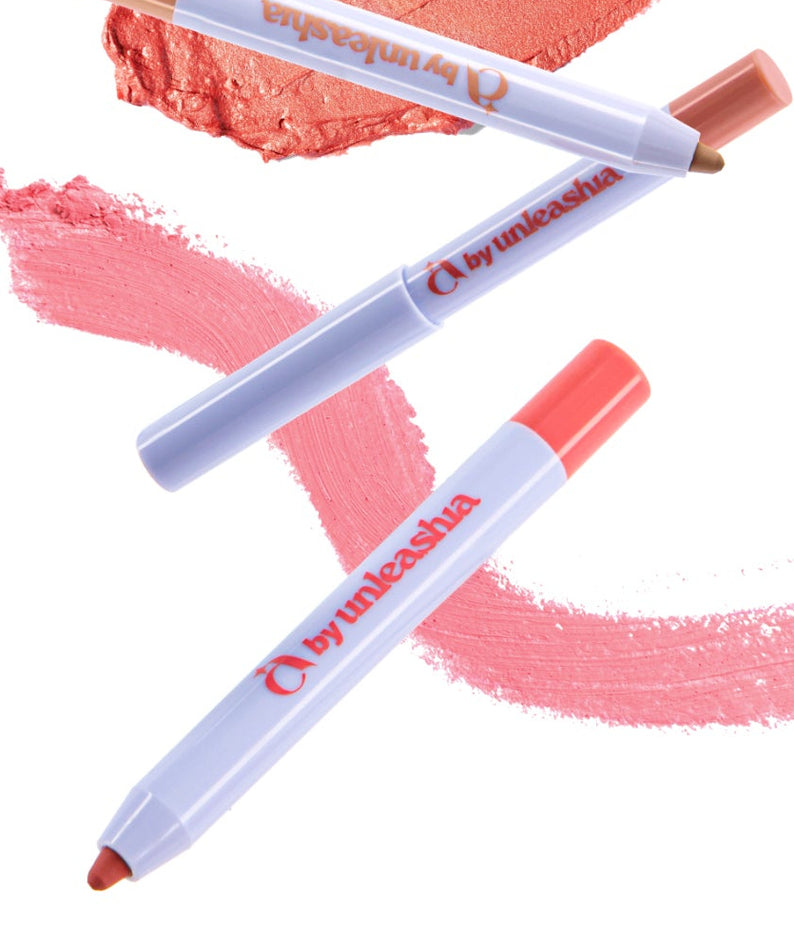 UNLEASHIA the Light Pillow Kiss Lip Pencil, stylo contour lèvres, sur fond blanc avec swatch rose et rouge, marque Unleashia