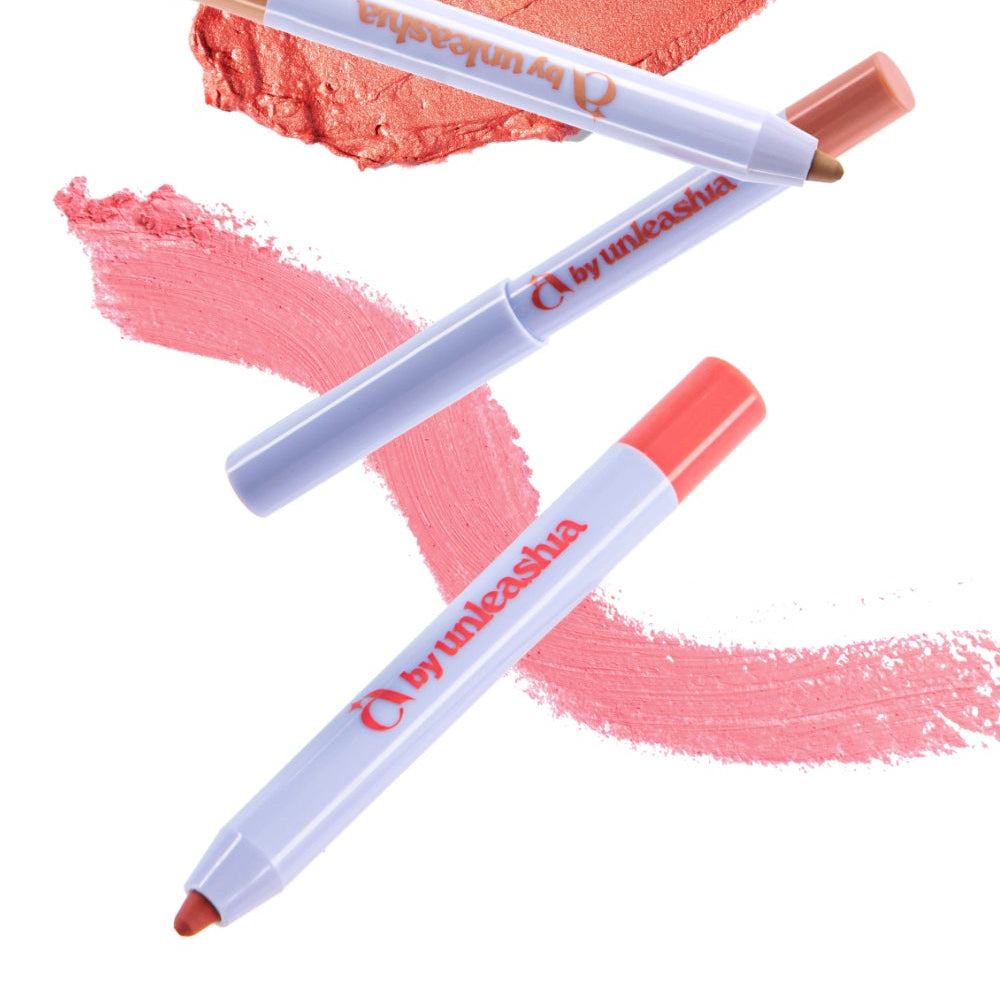 UNLEASHIA the Light Pillow Kiss Lip Pencil, stylo contour lèvres, sur fond blanc avec swatch rose et rouge, marque Unleashia