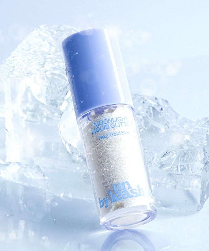 UNLEASHIA the Moonlight Liquid Glitter de la marque UNLEASHIA, flacon bleu scintillant sur glace, contexte lumineux