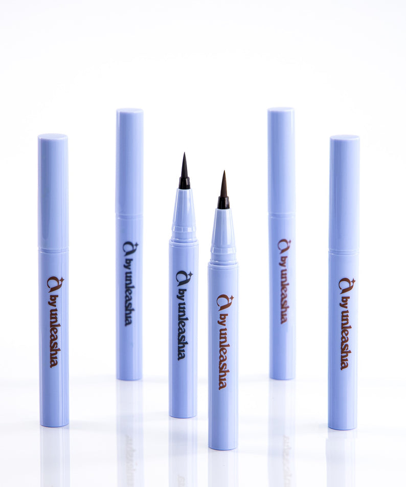 UNLEASHIA the Power Non-Stop Liquid Eyeliner : flacons et embouts eyeliner noir sur fond blanc, pack de la marque.
