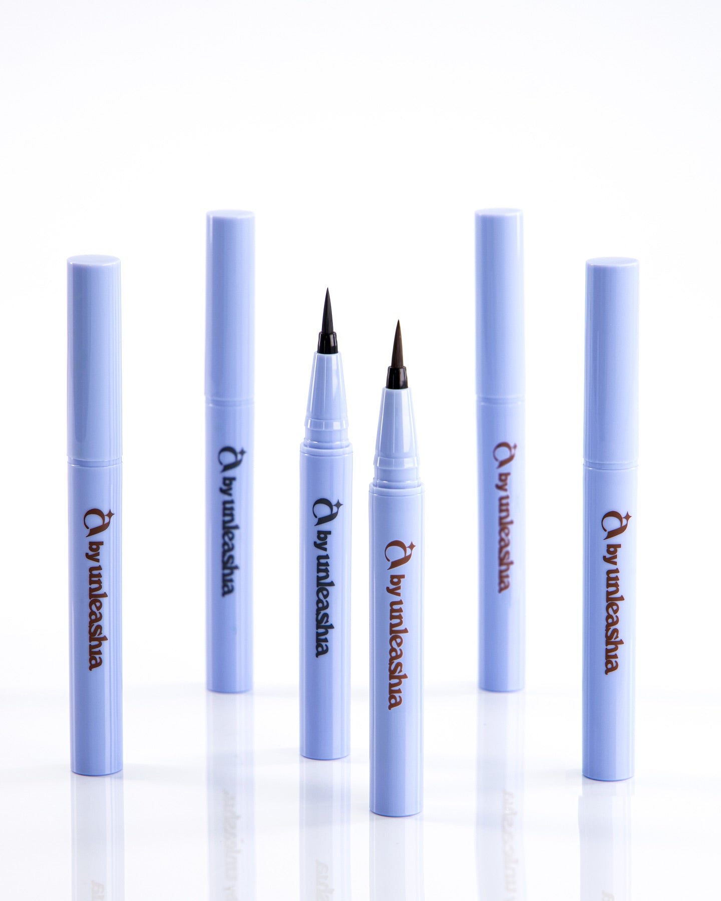 UNLEASHIA the Power Non-Stop Liquid Eyeliner : flacons et embouts eyeliner noir sur fond blanc, pack de la marque.
