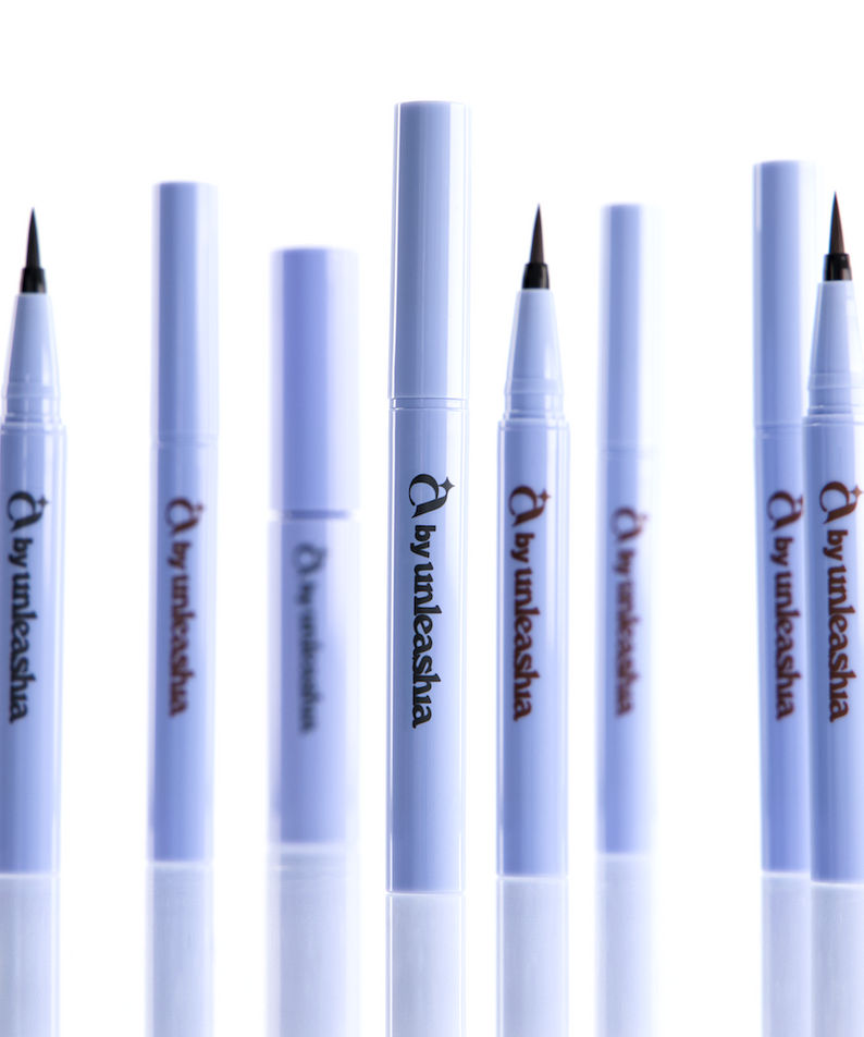 UNLEASHIA the Power Non-Stop Liquid Eyeliner, visuels sur fond blanc : plusieurs stylos et pointe applicateur.