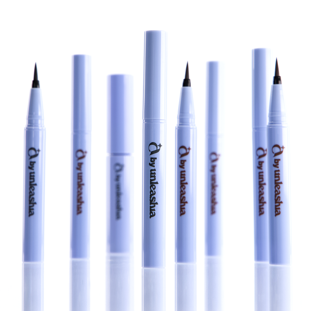 UNLEASHIA the Power Non-Stop Liquid Eyeliner, visuels sur fond blanc : plusieurs stylos et pointe applicateur.