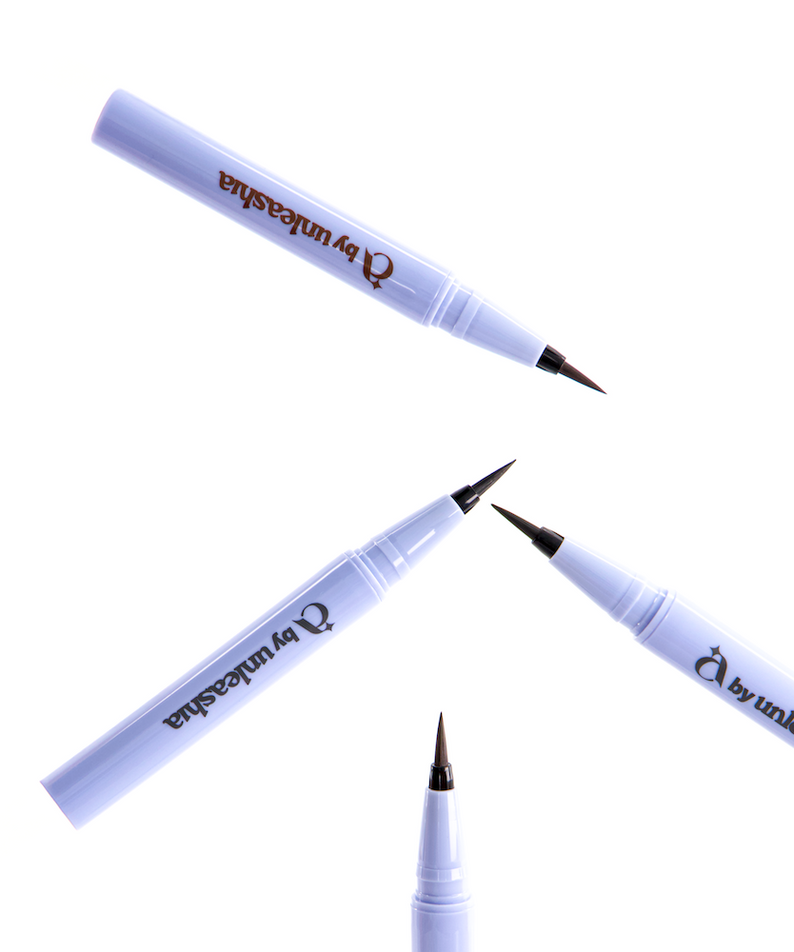 Décris l'image en français : UNLEASHIA the Power Non-Stop Liquid Eyeliner, stylos eyeliner bleu sur fond blanc, marque visible.