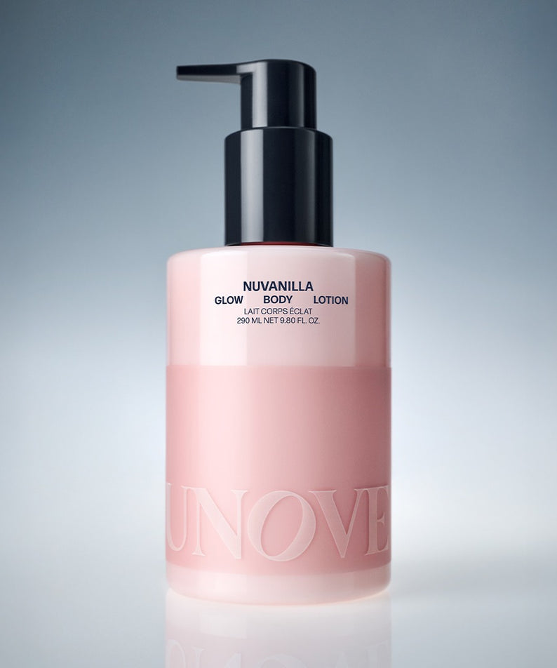 UNOVE Anove Glow Body Lotion 290ml, flacon pompe rose sur fond bleu clair, mise en scène beauté (UNOVILLA)