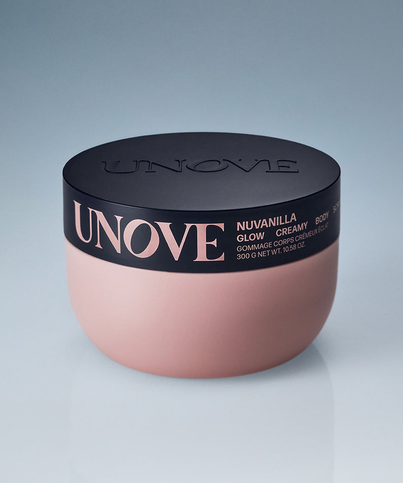 UNOVE Anove Glow Creamy Body Scrub 300g de la marque UNOVE, pot rose sur fond clair, contexte produit cosmétique.
