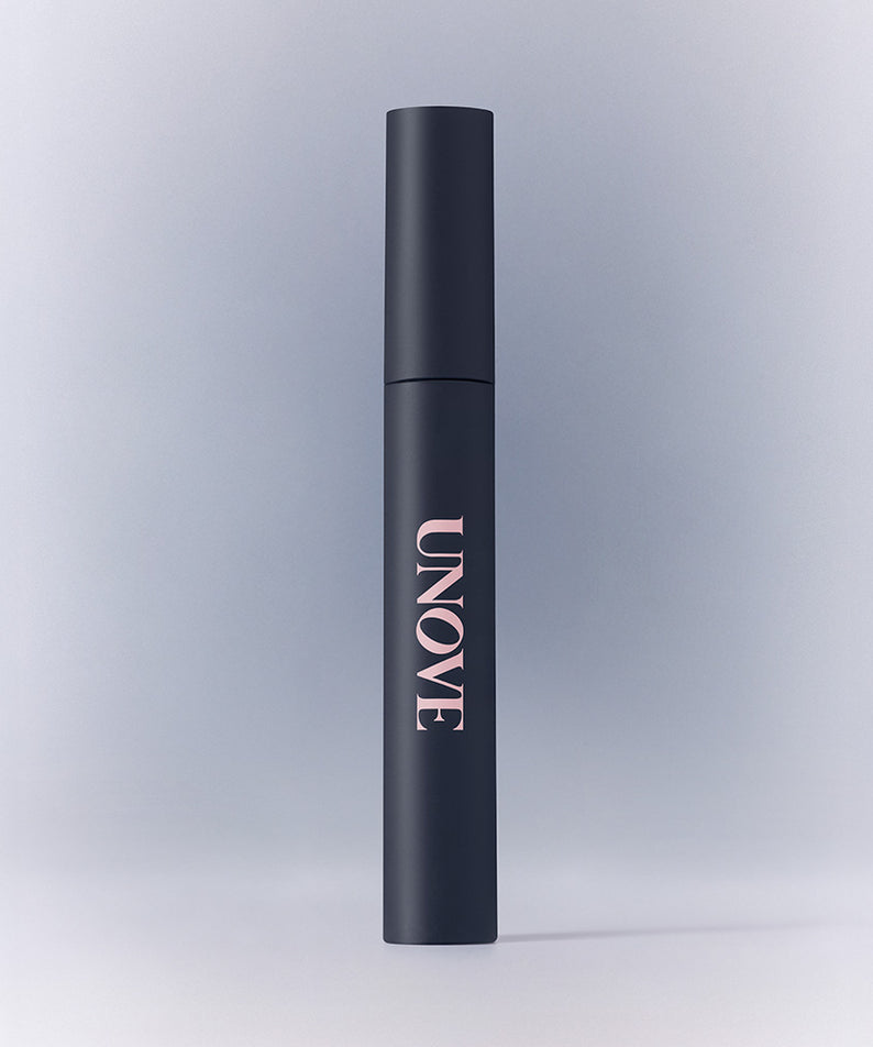 UNOVE Frizz Calming Slick Hair Finishing Stick 10ml, stick noir de la marque UNOVE sur fond clair, visuel produit