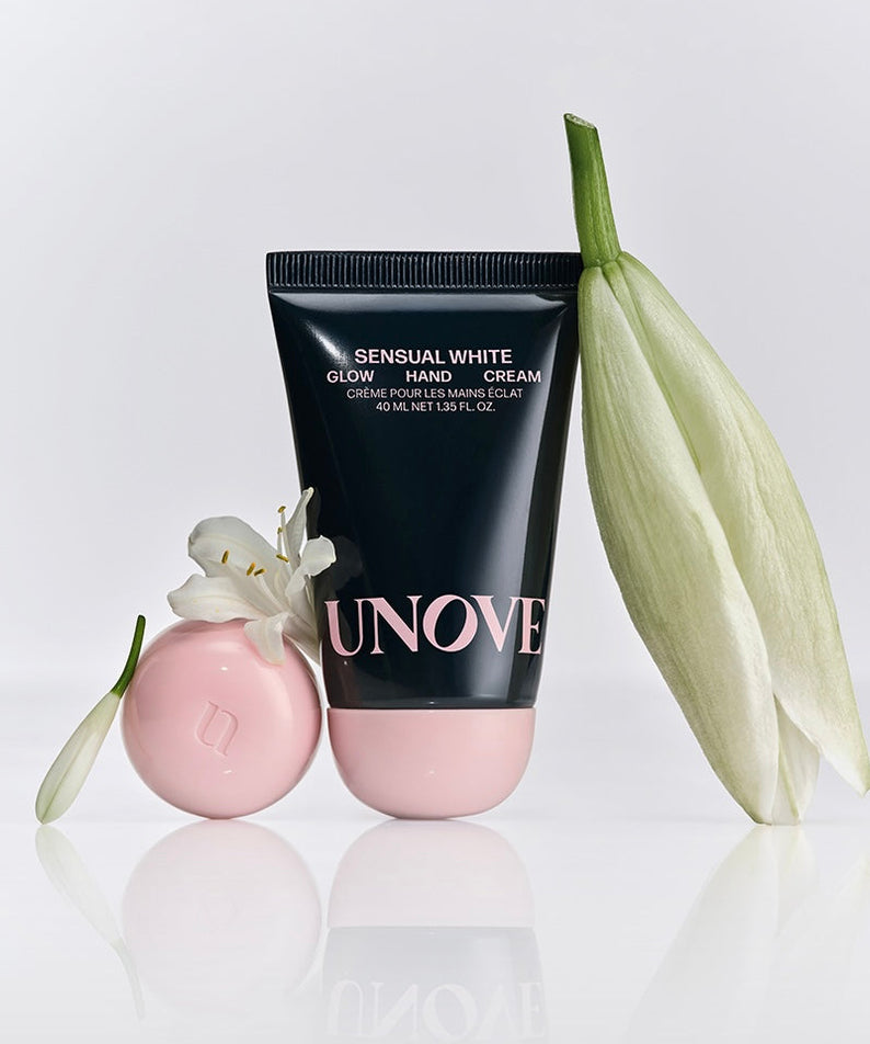 UNOVE Glow Hand Cream 40ml de la marque UNOVE, tube sur fond blanc, fleurs et gousses vertes pour ambiance visuelle.