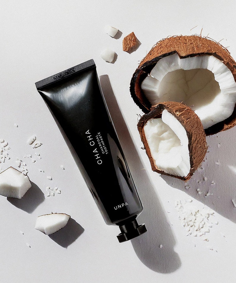 UNPA Cha Cha Charcoal Original Toothpaste 100g de la marque UNPA, tube noir sur fond clair, noix de coco et charbon visuels.