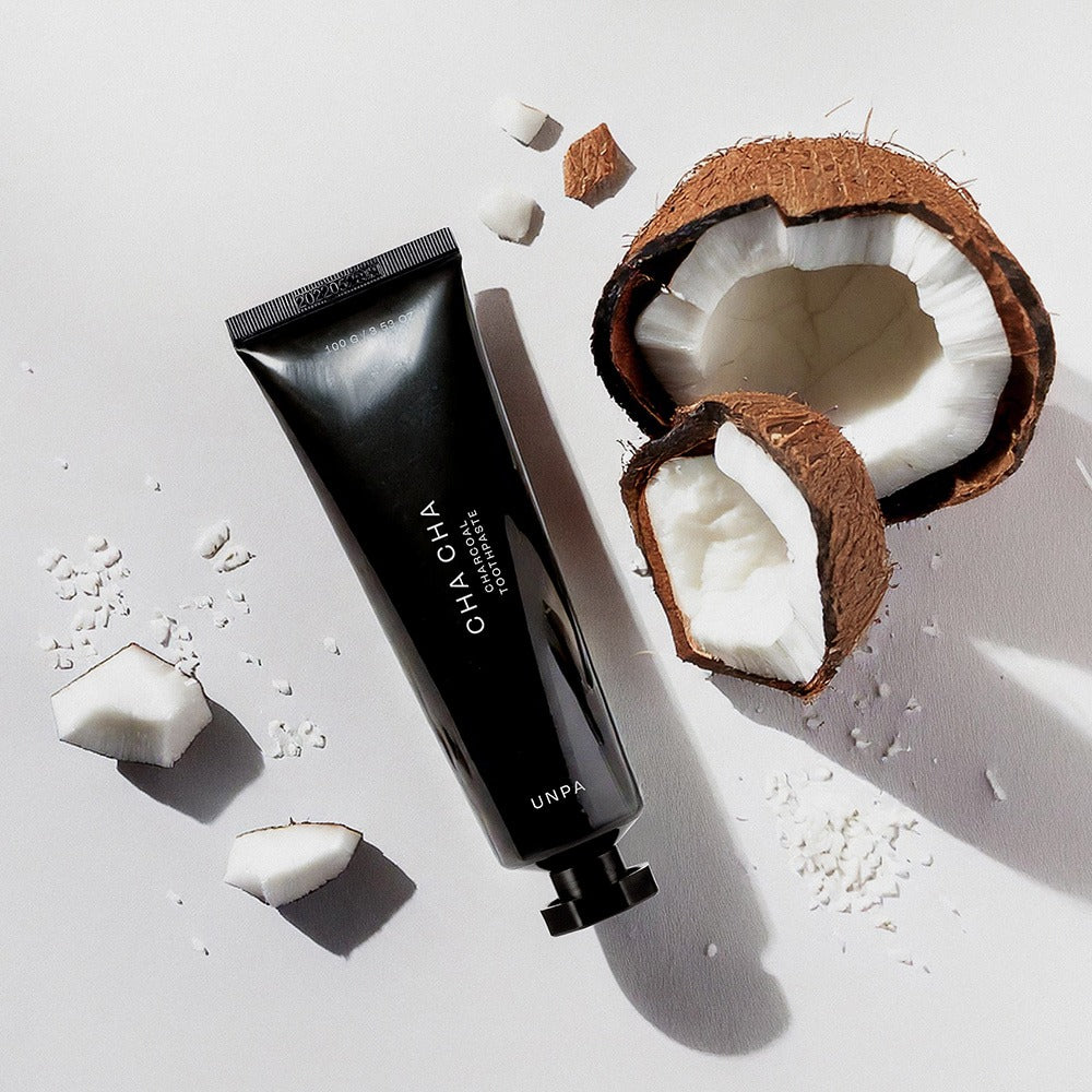 UNPA Cha Cha Charcoal Original Toothpaste 100g de la marque UNPA, tube noir sur fond clair, noix de coco et charbon visuels.