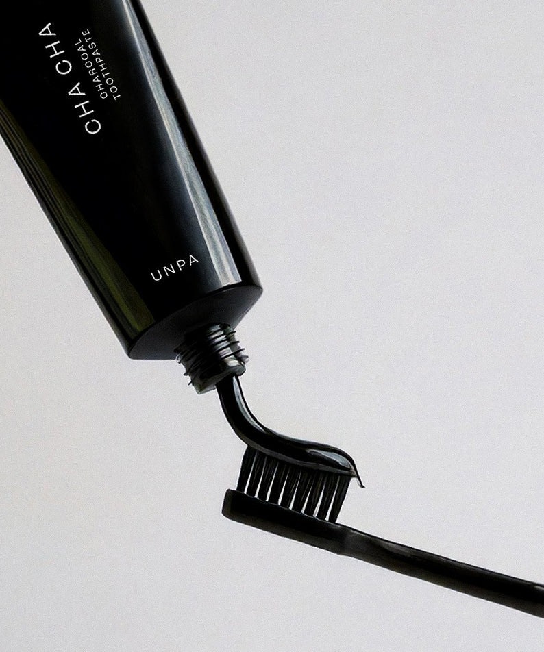 UNPA Cha Cha Charcoal Original Toothpaste 100g de la marque UNPA, tube noir avec charbon, sur fond clair