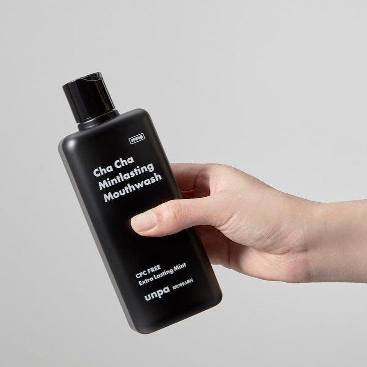 Main tenant UNPA Cha Cha Mintlasting Mouthwash 300ml, marque UNPA, fond clair, visuel produit en gros plan.