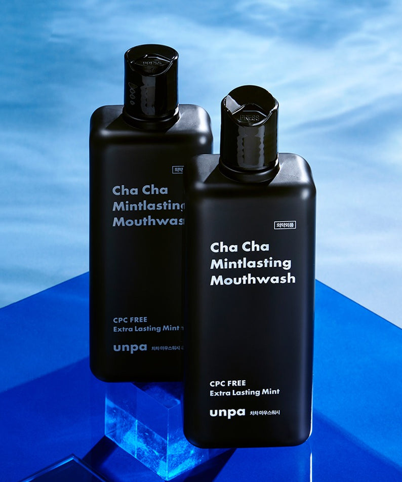 UNPA Cha Cha Mintlasting Mouthwash 300ml UNPA, flacons sur fond bleu dégradé, style produit
