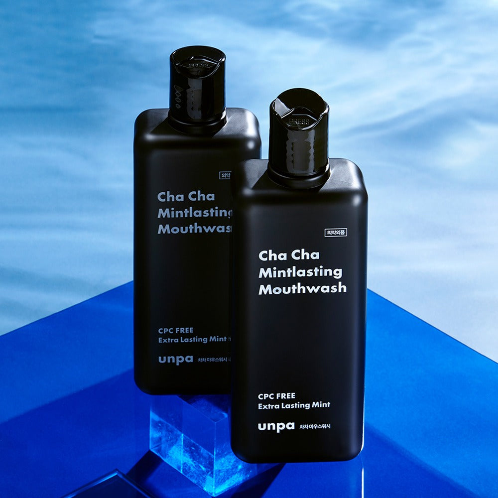 UNPA Cha Cha Mintlasting Mouthwash 300ml UNPA, flacons sur fond bleu dégradé, style produit