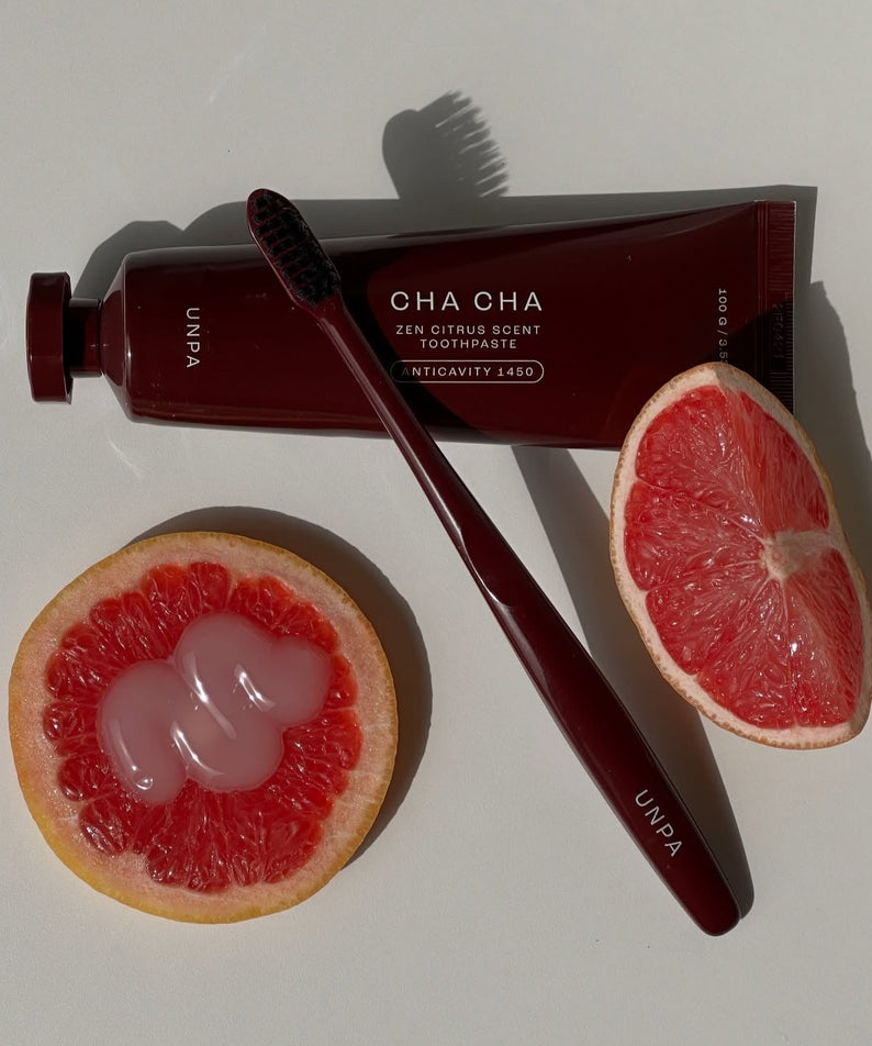UNPA Cha Cha Zen Grapfruit Scent 1450 High Fluoride Toothpaste 100g de UNPA, pâte et brosse sur pamplemousse.