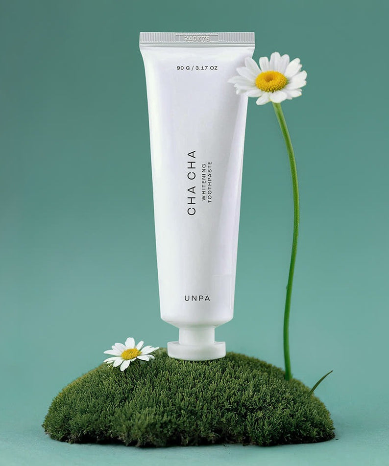 UNPA Chacha French Chamomile Vegan Whitening Toothpaste 90g UNPA, tube blanc sur mousse verte, fleurs de camomille.