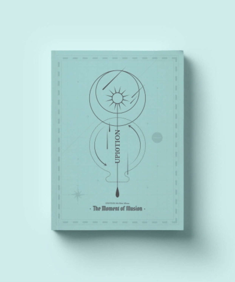 UP10TION - 8th Album [The Moment of Illusion] (Moment ver.) - Album Kpop, pochette bleue sur fond clair, design minimal.
