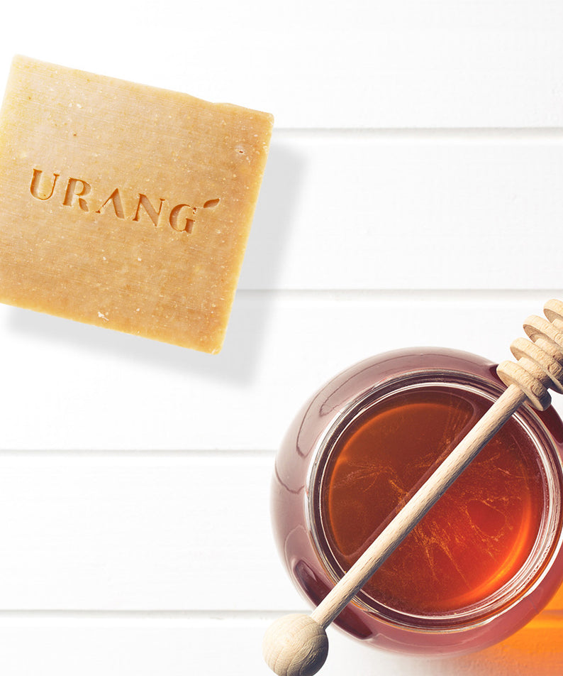 Savon fait main URANG Sweet Honey & Milk CP avec miel et lait, sur planche blanche. Produit naturel artisanal pour soin de la peau.