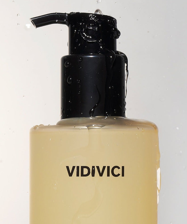 VIDIVICI Clear Gentle Calming Deep Oil 300ml de la marque VIDIVICI, flacon-pompe noir sur fond blanc, ambiance apaisante.