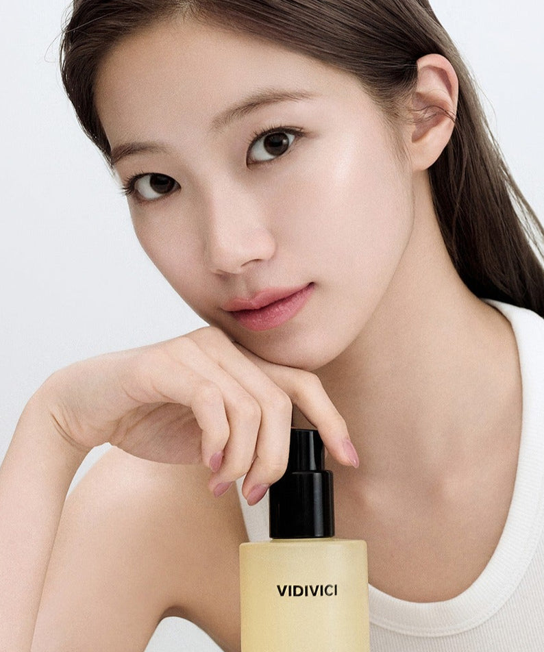VIDIVICI Clear Gentle Calming Deep Oil 300ml, femme appliquant l’huile, contexte beauté visage sur fond clair