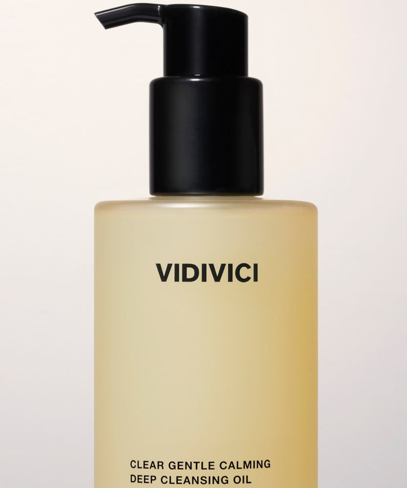 VIDIVICI Clear Gentle Calming Deep Oil 300ml, flacon pompe noir sur fond clair, produit de la marque VIDIVICI.
