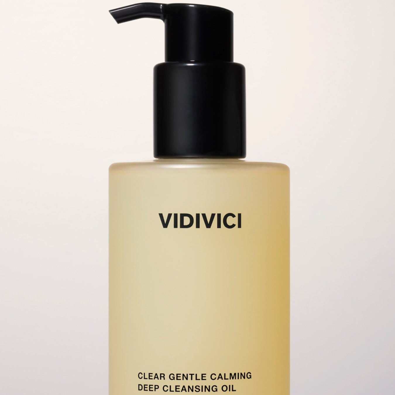 VIDIVICI Clear Gentle Calming Deep Oil 300ml, flacon pompe noir sur fond clair, produit de la marque VIDIVICI.