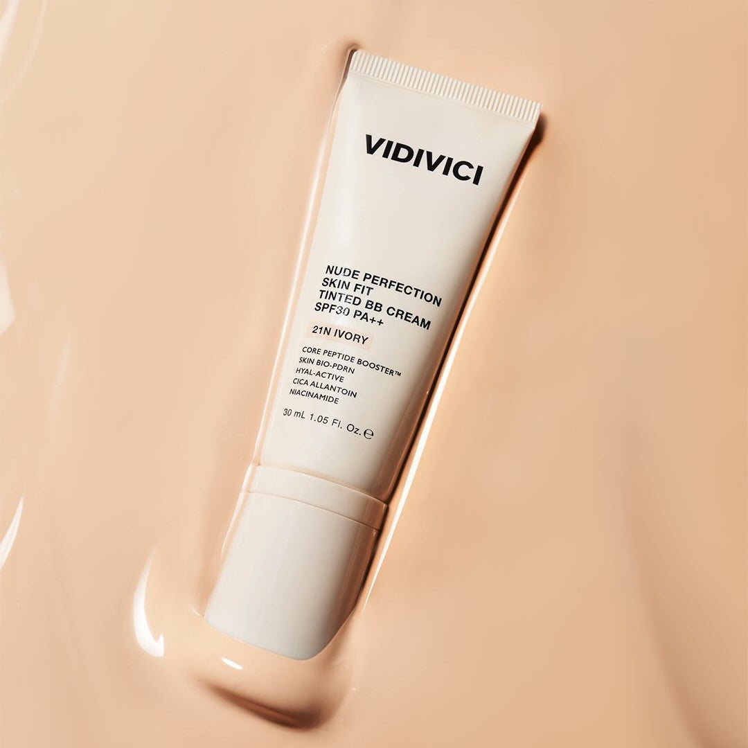 VIDIVICI Nude Perfection Skin Fit Tinted BB Cream SPF30 PA++ 30ml, tube sur fond crème, marque VIDIVICI.