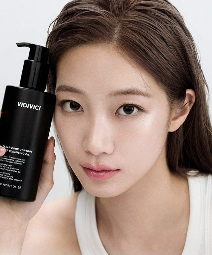 Femme tenant le VIDIVICI Clear Pore Control Deep Cleansing Oil 300ml pour un nettoyage profond des pores.