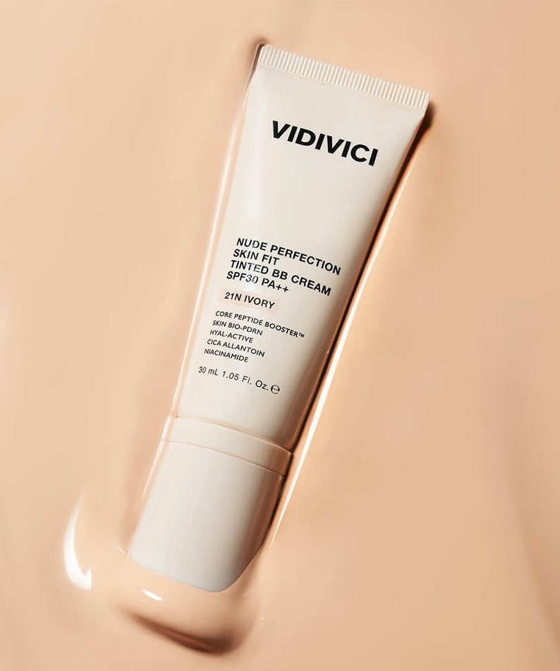 VIDIVICI Nude Perfection Skin Fit Tinted BB Cream SPF30 PA++ 30ml sur fond beige en gros plan, crème BB haut de gamme.