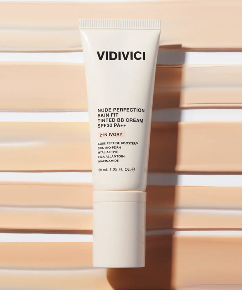 Crème VIDIVICI Nude Perfection Skin Fit Tinted BB SPF30 PA++ 30ml en tube sur fond beige, maquillage teint parfait.