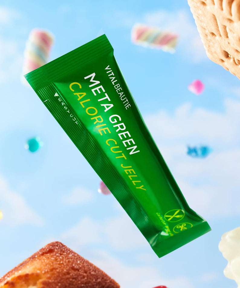 VITAL BEAUTIE Meta Green Calorie Cut Jelly 10 packets, sachet vert en plein ciel bleu avec confiseries en arrière-plan.