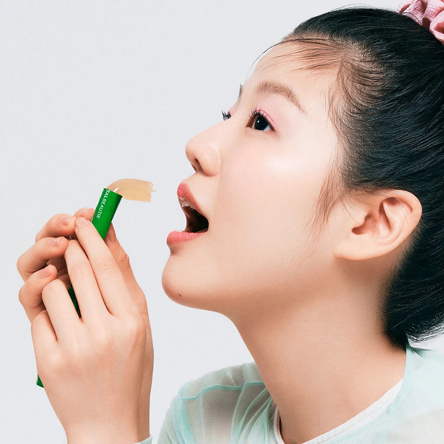 Décrivez le produit : VITALBEAUTIE Meta Green Calorie Cut Jelly 10 Packets, marque sur sachet vert, femme en plein visuel.