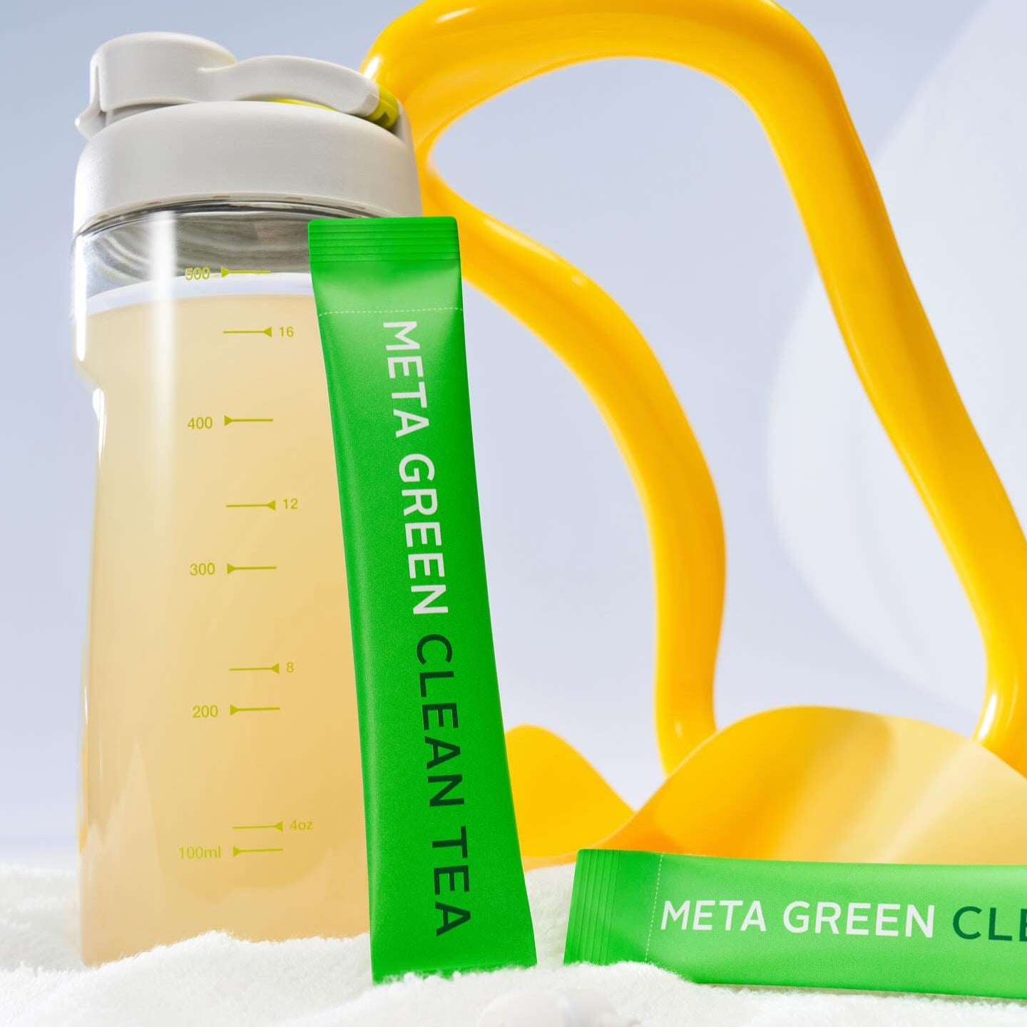 VITALBEAUTIE Meta Green Clean Tea 10 Packets, marque visible sur sachet vert, sur fond blanc avec bocal et poignée jaune.