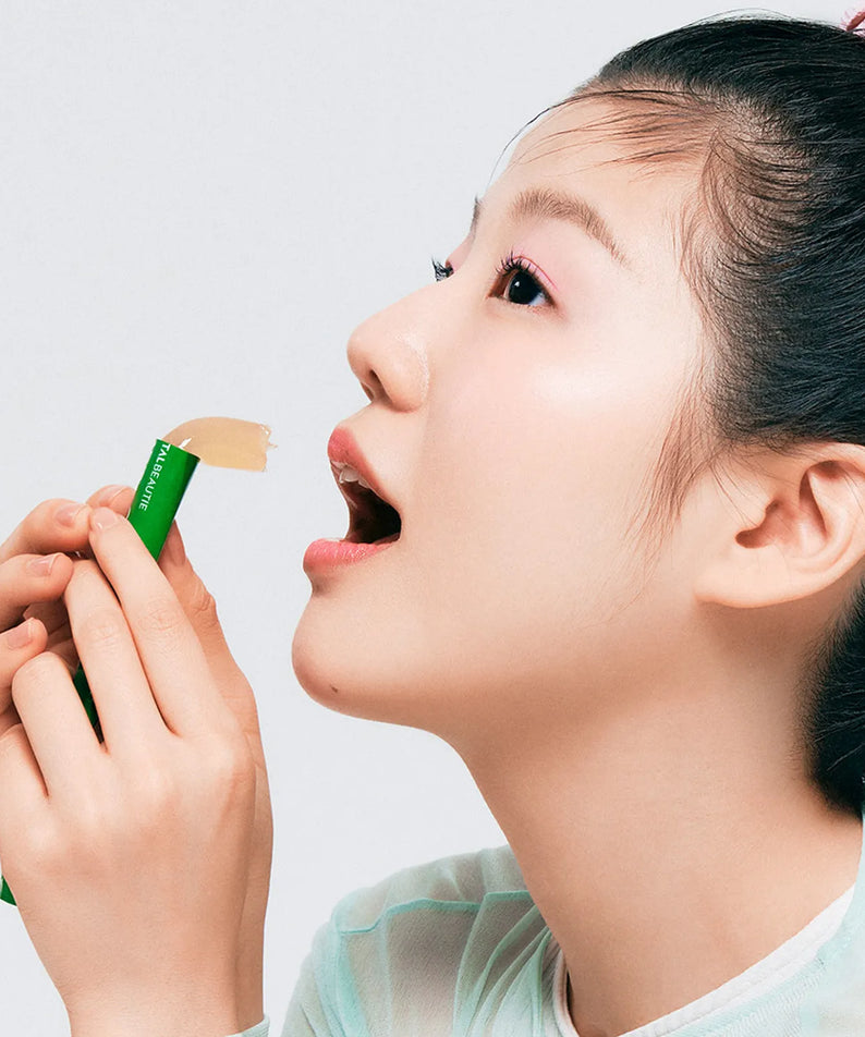 Femme savourant VITALBEAUTIE Meta Green Calorie Cut Jelly 10 Packets pour une collation saine et délicieuse.