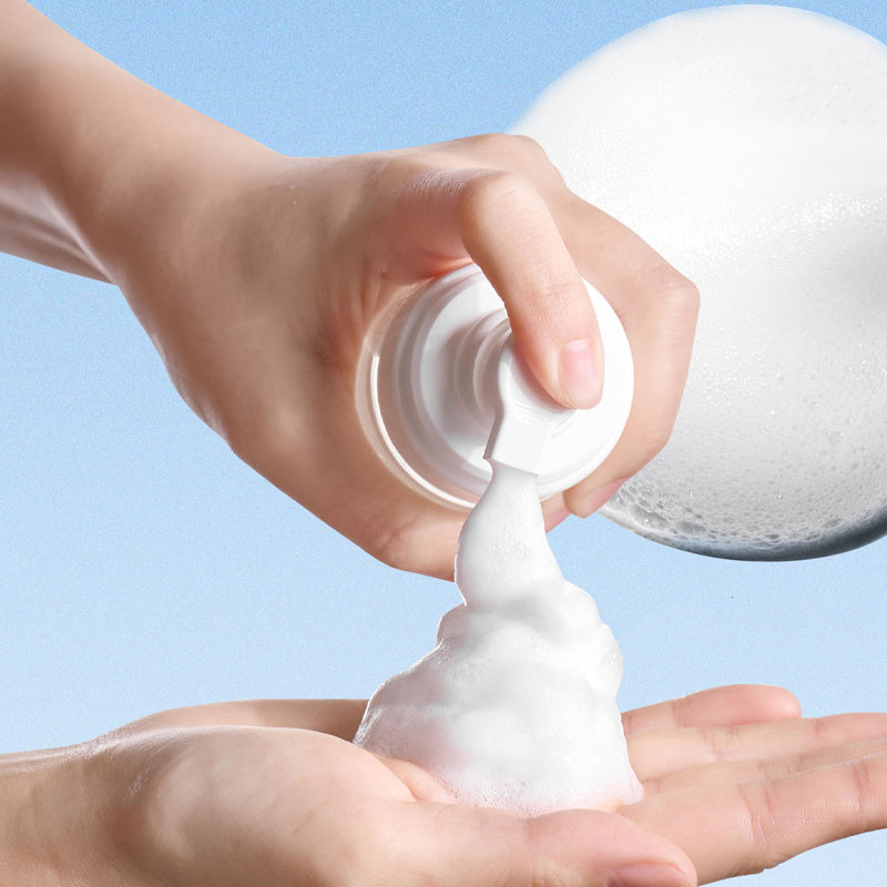 Décris l'image en français en mentionnant le produit, la marque et le contexte visuel : VT COSMETIC Barrier Cream Bubble Cleanser 140ml