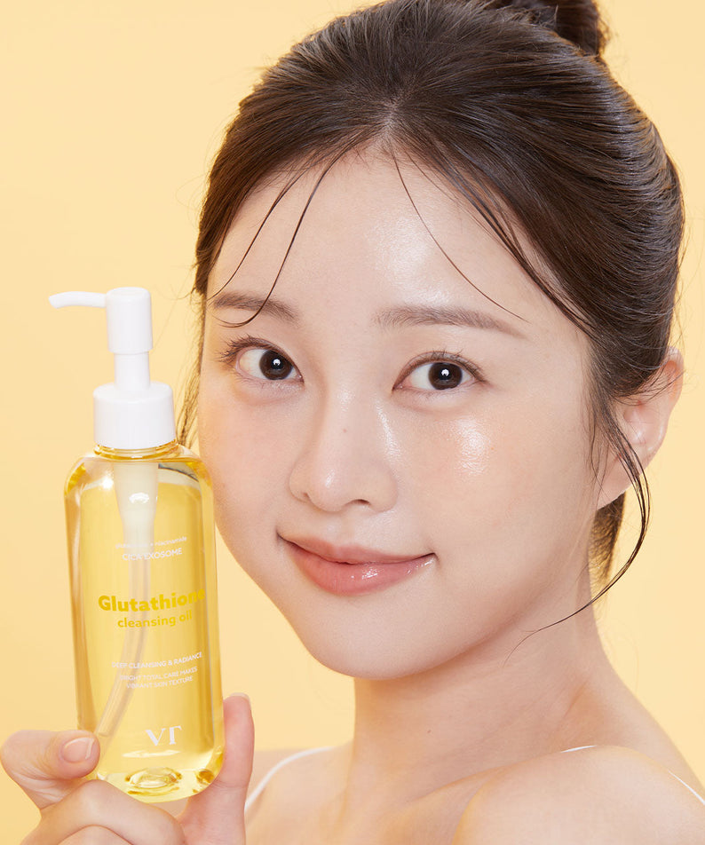 Décris l'image en français en mentionnant le produit, la marque et le contexte visuel : VT COSMETIC Glutathione Glow Cleansing Oil 200ml