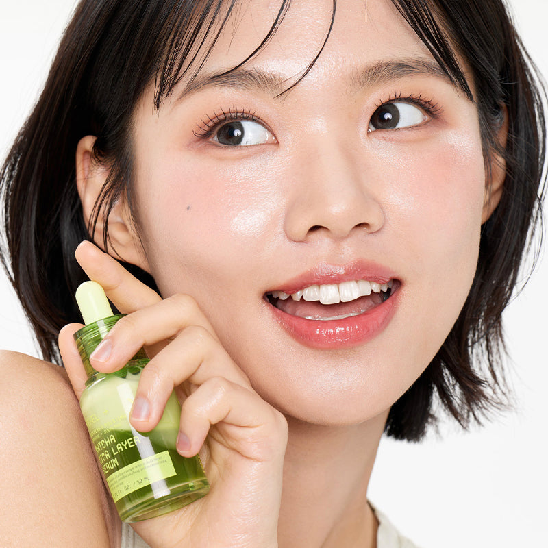 VT COSMETIC Matcha Cica Layer Serum 30ml, flacon vert sur fond clair, visage souriant et peau hydratée, femme en gros plan