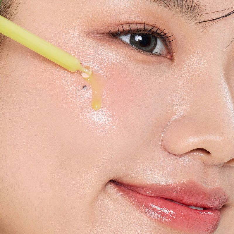 Close-up sur une application du sérum VT COSMETIC Matcha Cica Layer Serum 30ml sur la peau, marque VT Cosmetic, ambiance skincare