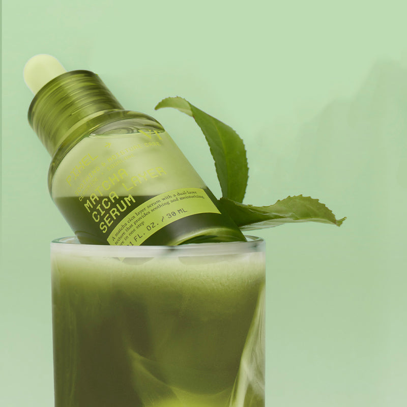 VT COSMETIC Matcha Cica Layer Serum 30ml, marque VT COSMETIC, flacon vert sur fond vert avec feuilles de matcha.
