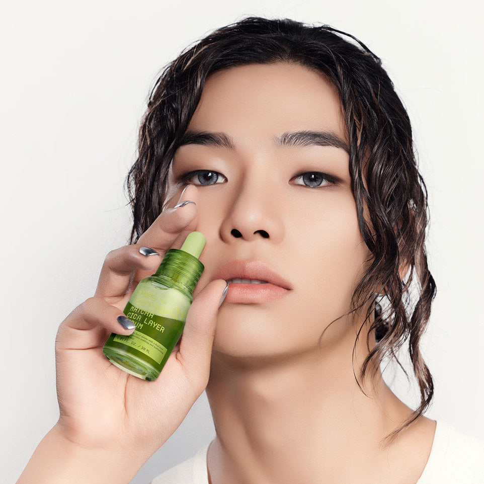 VT COSMETIC Matcha Cica Layer Serum 30ml en flacon vert, femme l’applique sur le visage, contexte beauté.