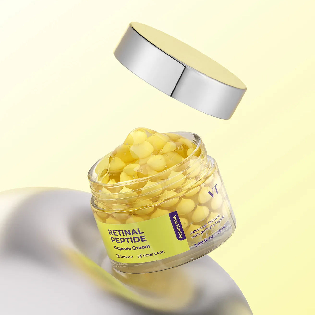 VT COSMETIC Retinal Peptide Capsule Cream 50ml, pot en verre et capsules sur fond jaune, marque VT Cosmetic.