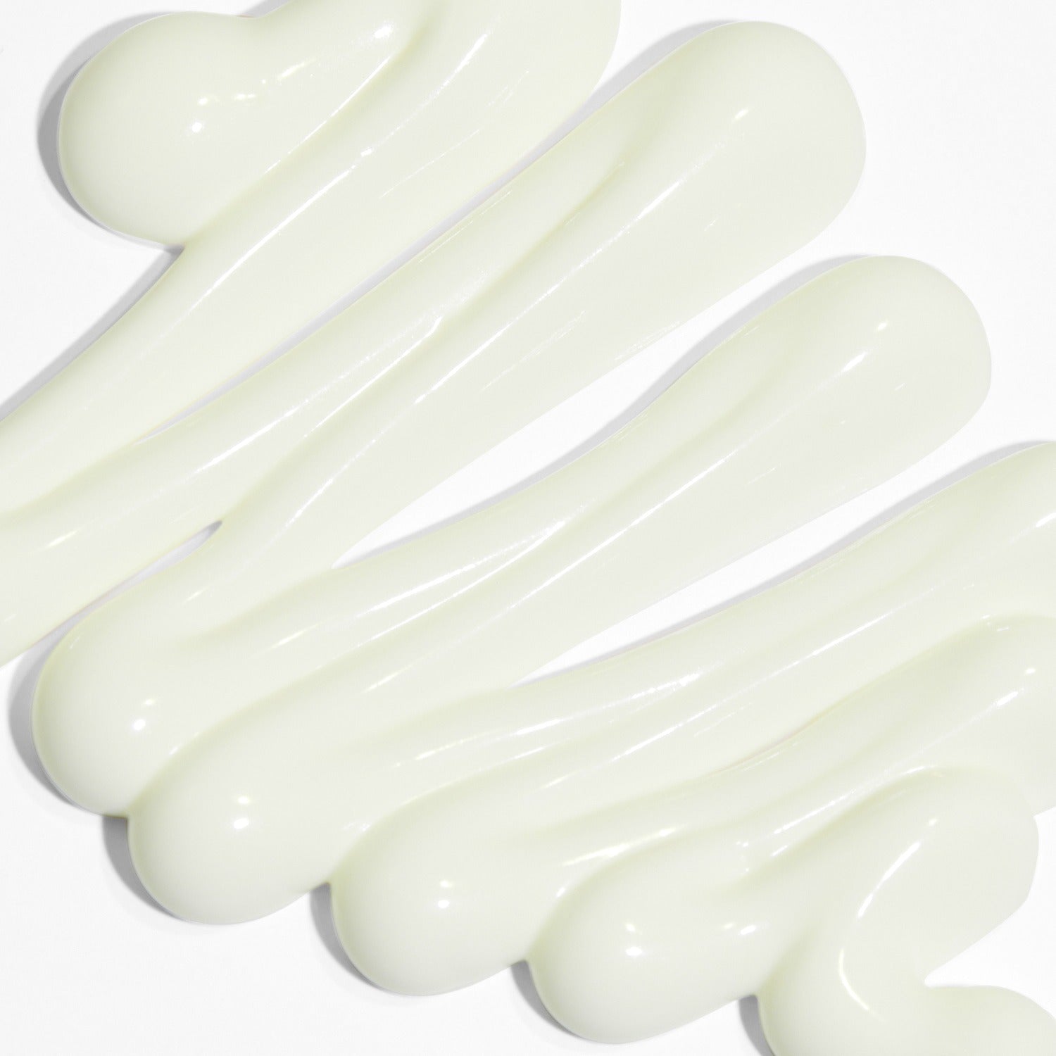 VT COSMETICS Airy Sunscreen 50ml : crème solaire claire de la marque VT, texture onctueuse sur fond blanc, gros plan.