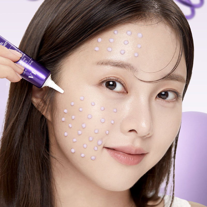 VT COSMETICS  Bakuchiol Riddle Shot Cream 30ml : femme en gros plan applique le sérum violet, peau avec pastilles UV violettes