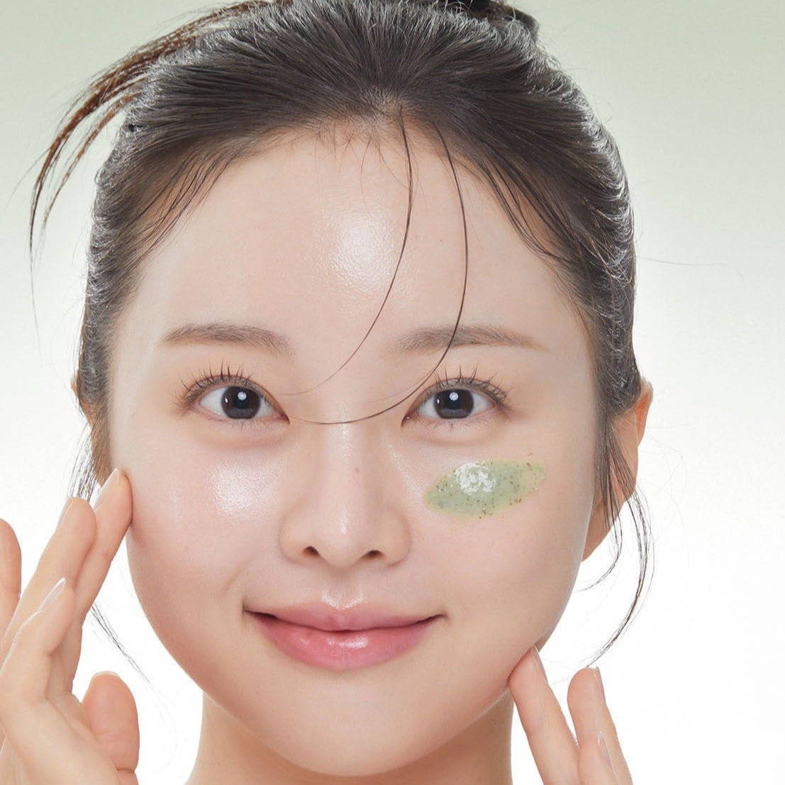 VT COSMETICS Cica Mask Cleanser 120ml, la marque, sur un visage de femme avec masques cica visibles, photo beauté.