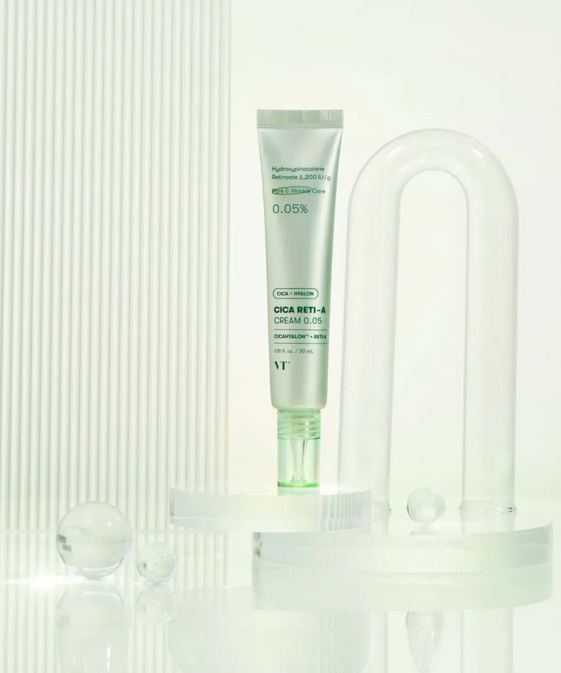 VT COSMETICS  Cica Reti-A Cream 0.05 30ml en tube vert, sur fond clair, mise en scène beauté minimaliste