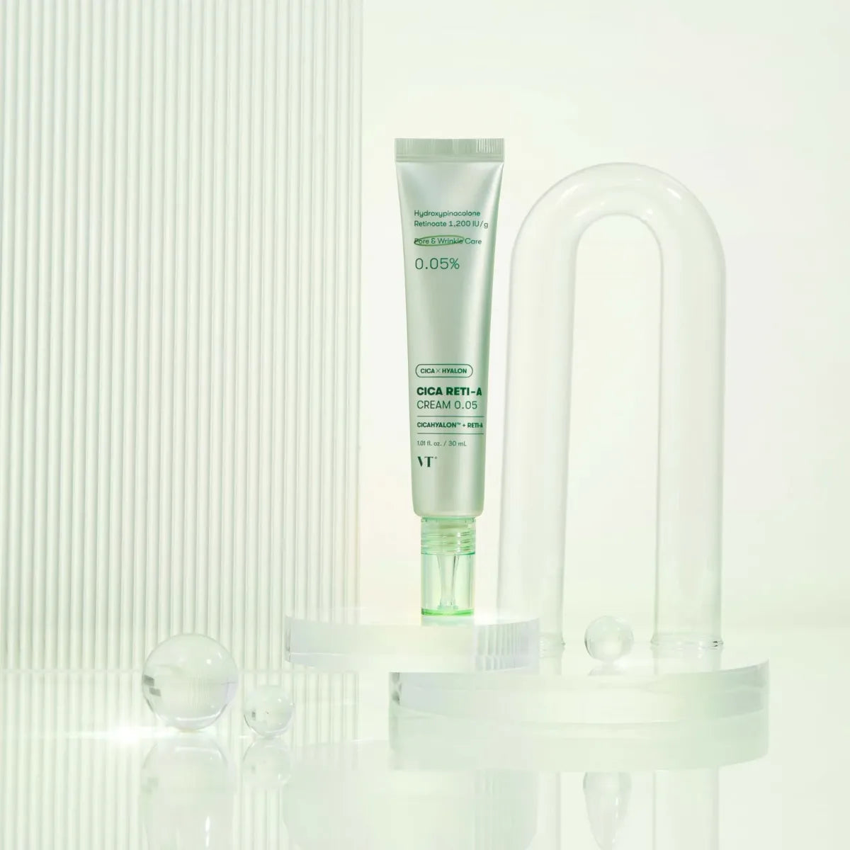 VT COSMETICS  Cica Reti-A Cream 0.05 30ml en tube vert, sur fond clair, mise en scène beauté minimaliste