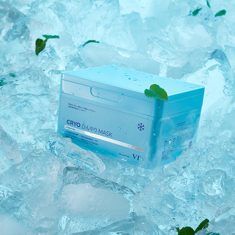 Décris l'image en français: VT COSMETICS  Cryo Ice Mask 30ea, boîte bleue sur glace, ambiance fraîche et menthe verte.