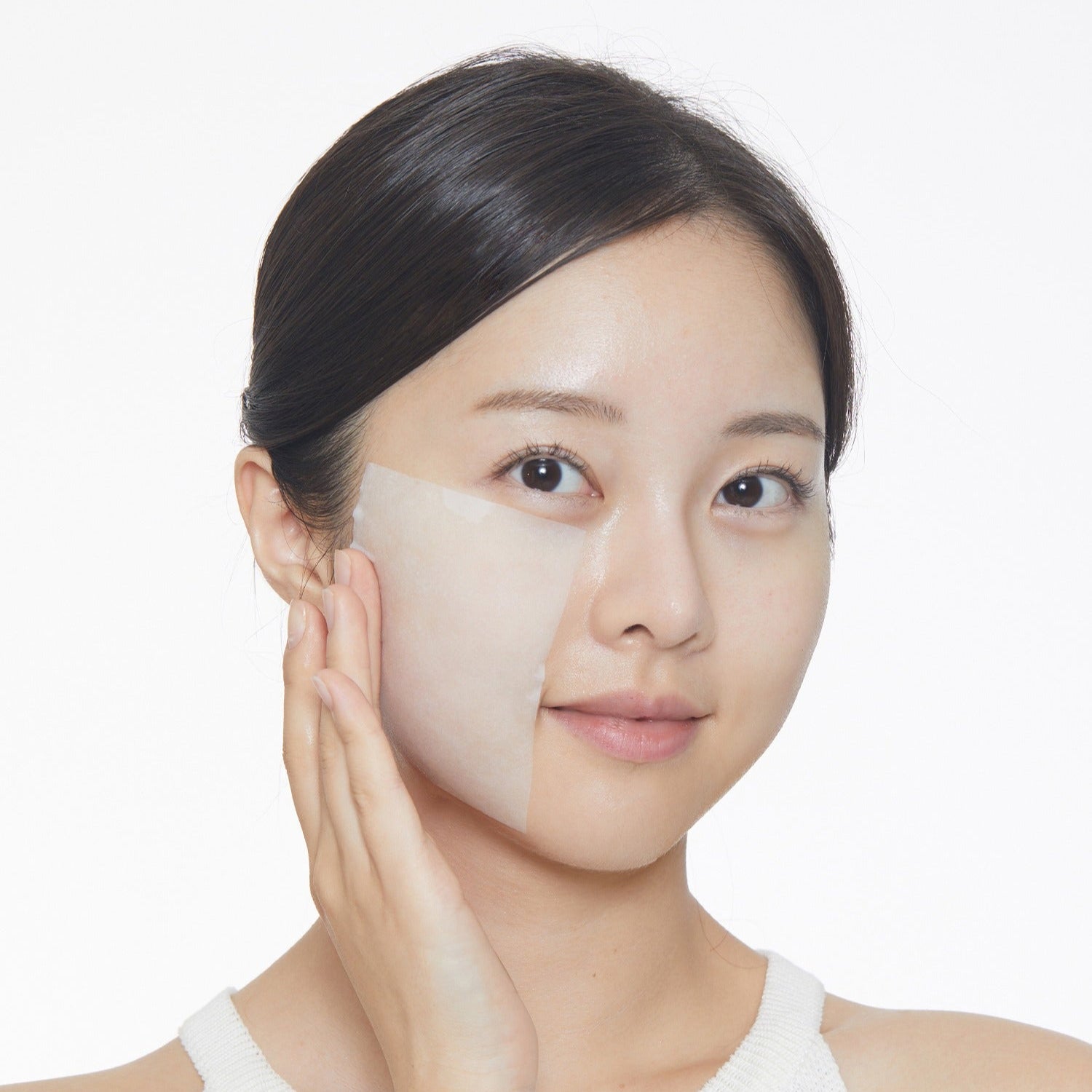 VT COSMETICS Cryo Ice Skin Pack 210g, pack cosmétique VT Cosmetics sur peau avec femme en application soins visage.